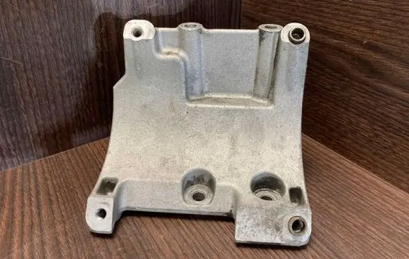 Iveco Daily 35 - 40.10 A/C compressor mount bracket 504047884