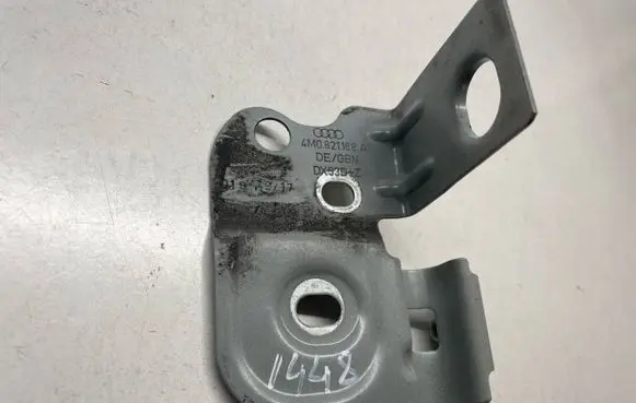 Audi Q7 4M Fender mounting bracket 4M0821168A