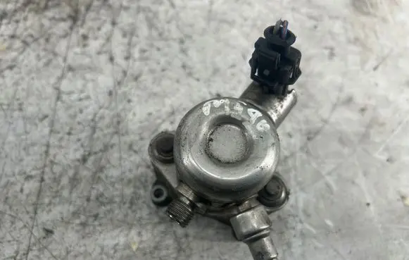 BMW 5 F10 F11 Fuel injection high pressure pump CM5G9D376GA 2011484591 0261520095