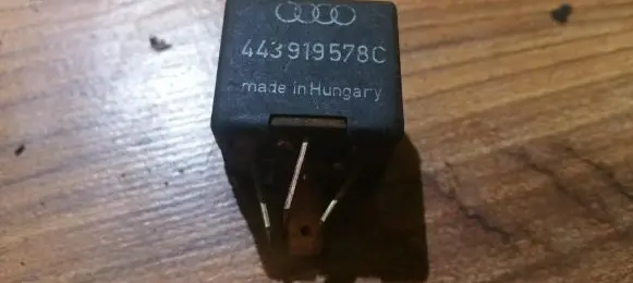 Volkswagen PASSAT B5 Other relay 443919578C 899519