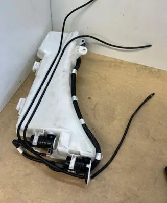 Windshield washer fluid reservoir/tank