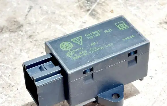 Volkswagen Golf V Seat heating relay 7L0959772