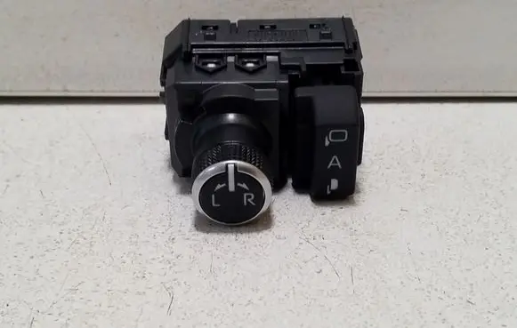 Toyota bZ4X Wing mirror switch 183882