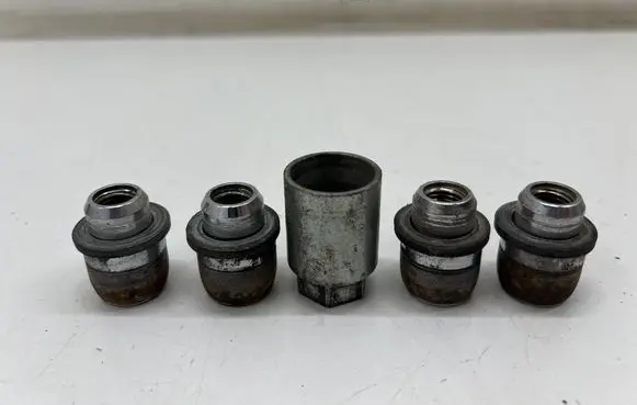 Toyota C-HR I Anti-theft wheel nuts and lock 