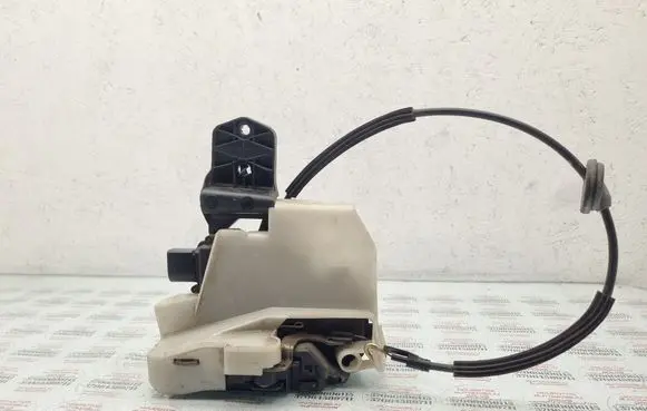 Volkswagen PASSAT B5.5 Front door lock 3B0837867