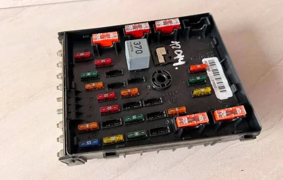 Volkswagen PASSAT B7 Fuse module 3C0937125