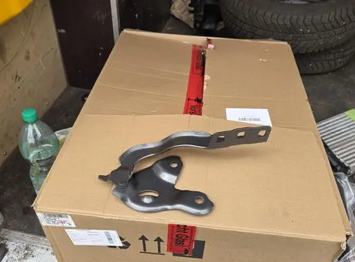 Ford Explorer VI Engine bonnet/hood hinges R2KB16800AA