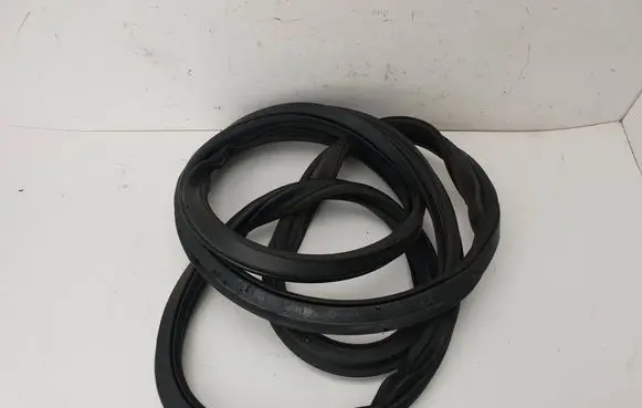 Trunk rubber seal (body)
