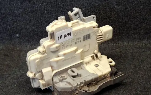 Volkswagen Touareg II Front door lock 8J1837016A