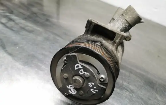 Volkswagen Golf V Air conditioning (A/C) compressor (pump) 5N0820803