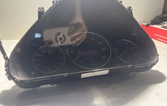Mercedes-Benz E W211 Speedometer (instrument cluster) 110080004044