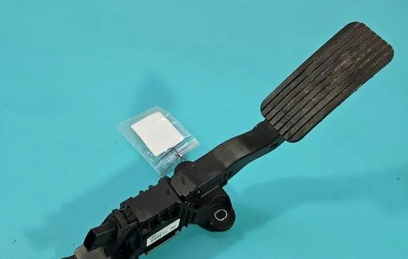 Accelerator throttle pedal