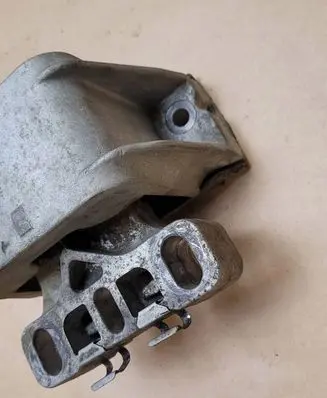 Engine mount vacuum valve