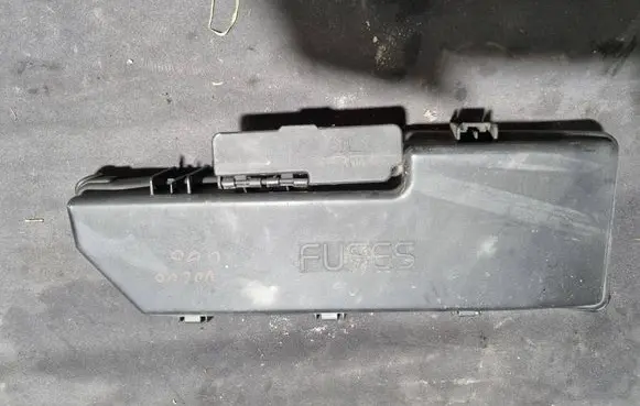 Volvo V70 Fuse box cover 9494211
