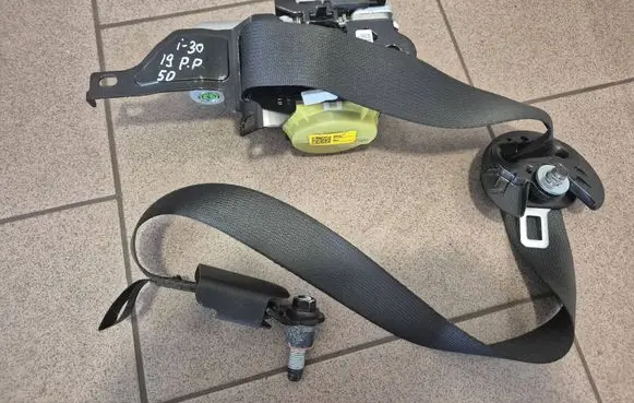 Hyundai i30 fastback Front seatbelt 88820G4000