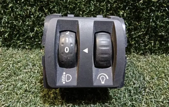 Opel Vivaro Headlight level height control switch 251900567R A414547