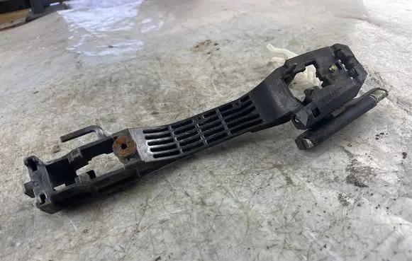 Rear door exterior handle/bracket