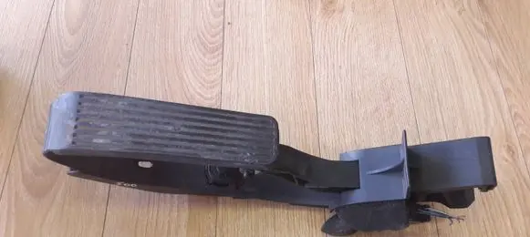 Mercedes-Benz E W211 Accelerator throttle pedal A2113000404