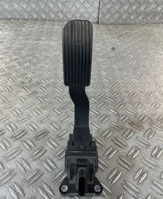 Accelerator throttle pedal