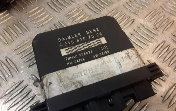 Mercedes-Benz E W210 Door control unit/module 2108207526 A2108207526