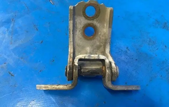 Nissan Pathfinder R51 Front door lower hinge 824215M030
