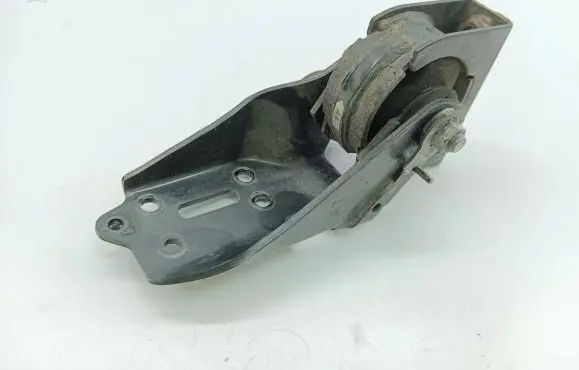Toyota Avensis T270 Engine mount bracket