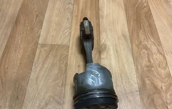 Mitsubishi Pajero Piston with connecting rod ME200689