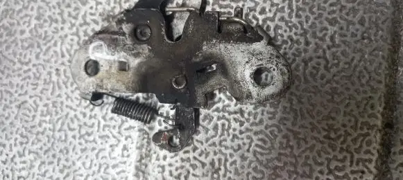 Engine bonnet/hood lock/catch