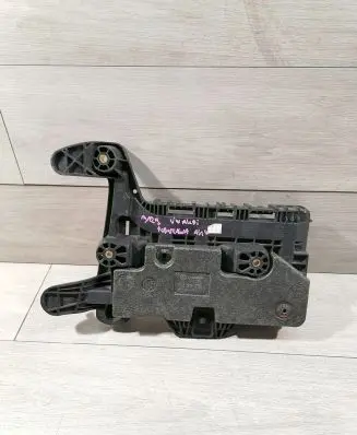 Volkswagen PASSAT B6 Battery tray 1K0915325A
