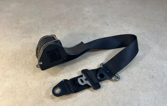 BMW 7 E23 Rear seatbelt 72111852902