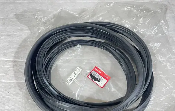 Honda Odyssey Trunk rubber seal (body) 74440TK8A01