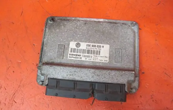 Volkswagen Polo IV 9N3 Engine control unit/module 03E906033R 5WP44224