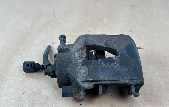 Volkswagen Golf V Front brake caliper