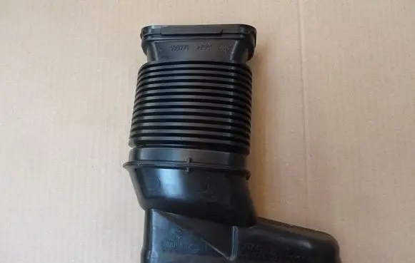 Mercedes-Benz E W124 Air intake hose/pipe A2760900111T