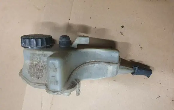 Volkswagen Golf III Brake fluid reservoir 1H0611346 1H1698301A