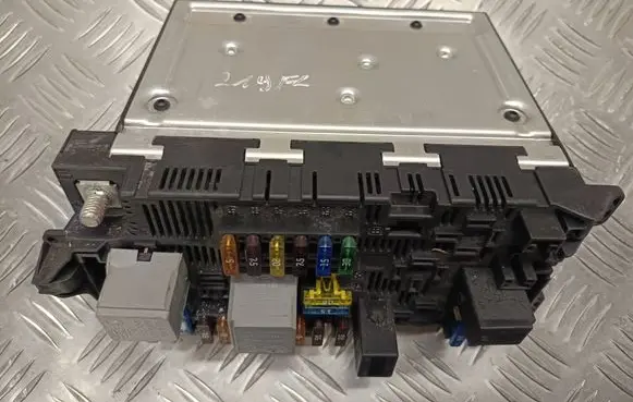 Mercedes-Benz CLS C219 Fuse module 2115459001 2040313326
