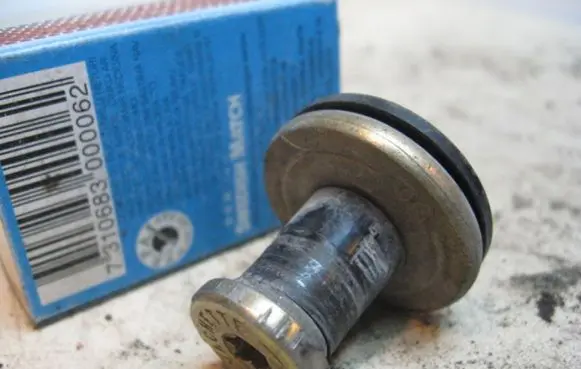 Renault Clio II Front door lock loop/hook striker 