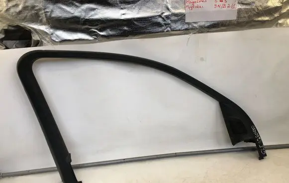 Mercedes-Benz GLE W167 Front door window/glass frame A1677203105