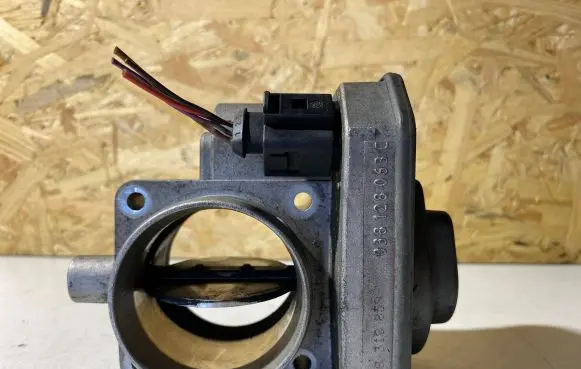 Volkswagen Golf IV Throttle valve 038128063C