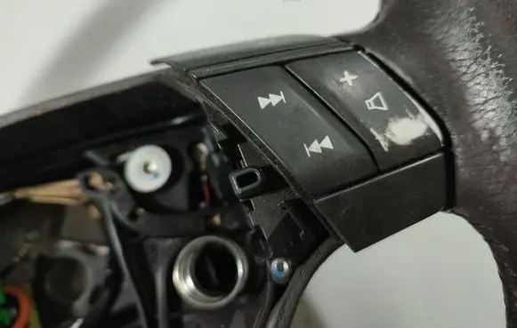 Volvo S60 Steering wheel buttons/switches 