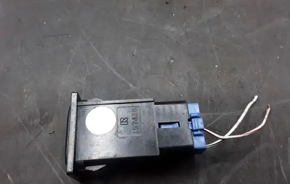 Toyota Corolla Verso AR10 Electric window control switch 157438