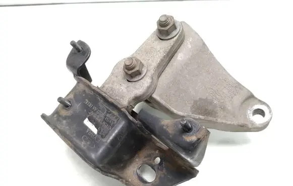 Engine mounting bracket