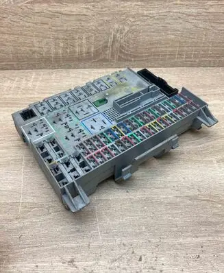 Opel Zafira A Fuse module 90589965