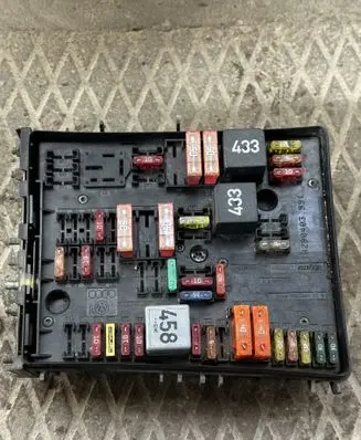 Volkswagen Touran I Fuse module 1K0937124H