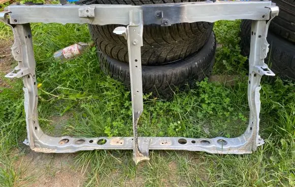 Toyota Avensis T270 Radiator support slam panel