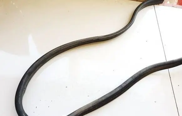 Volkswagen PASSAT B7 Engine compartment rubber 3C0823723