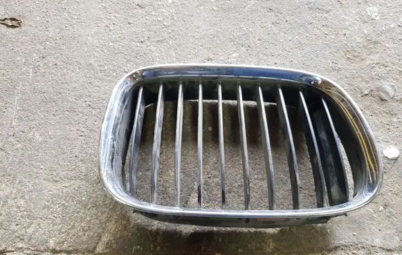 BMW 5 E39 Front bumper upper radiator grill 8159312