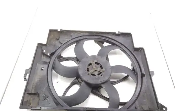 Radiator cooling fan shroud