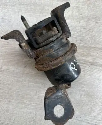 Toyota RAV 4 (XA20) Engine mount bracket