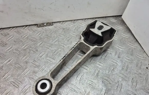Volvo V70 Engine mount bracket